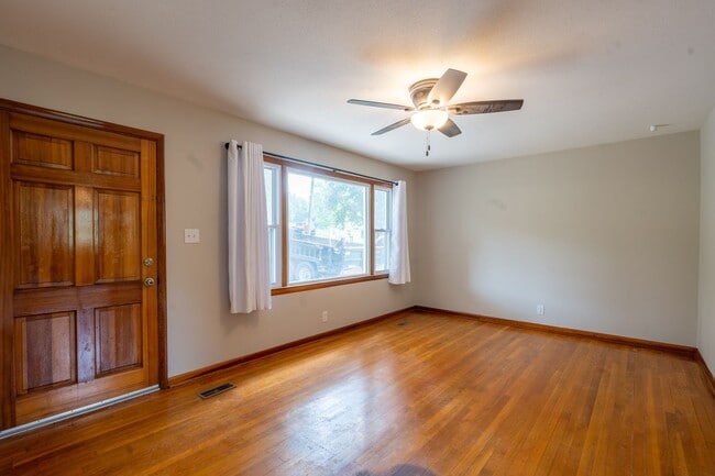 Building Photo - 2+ bedrooms and 1.5bath house with office ...