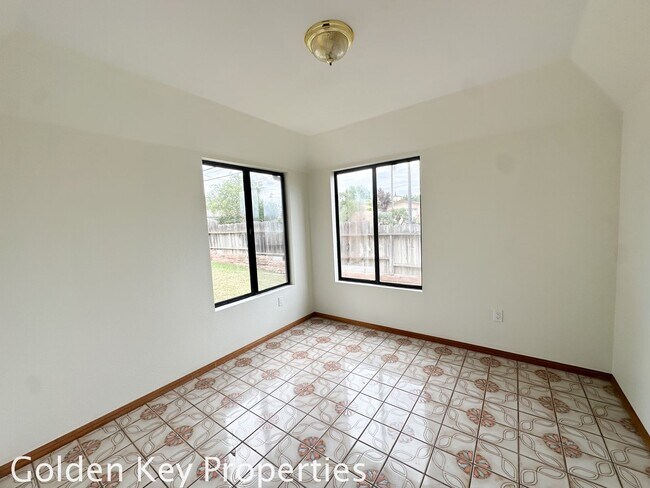 Building Photo - Single-level 4-Bedroom home on a large cor...