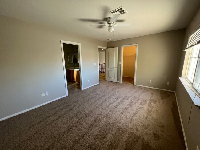 Building Photo - 4 Bedroom with Bedroom Downstairs, Pool, O...