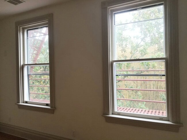 Building Photo - 2112 Monteiro Ave