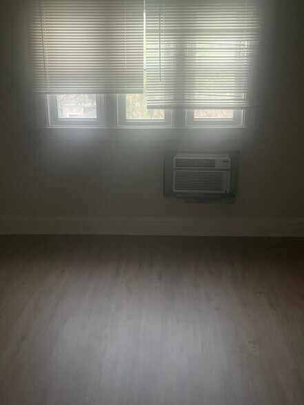 Building Photo - 556 W 115th St