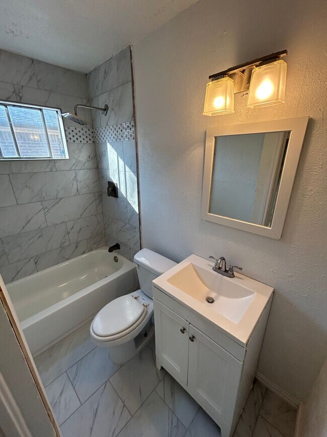 Building Photo - Discover the perfect home!