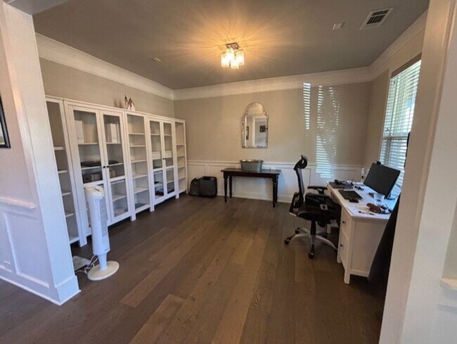 Building Photo - Stunning 5 Bed/4 Bath Home - Water View - ...