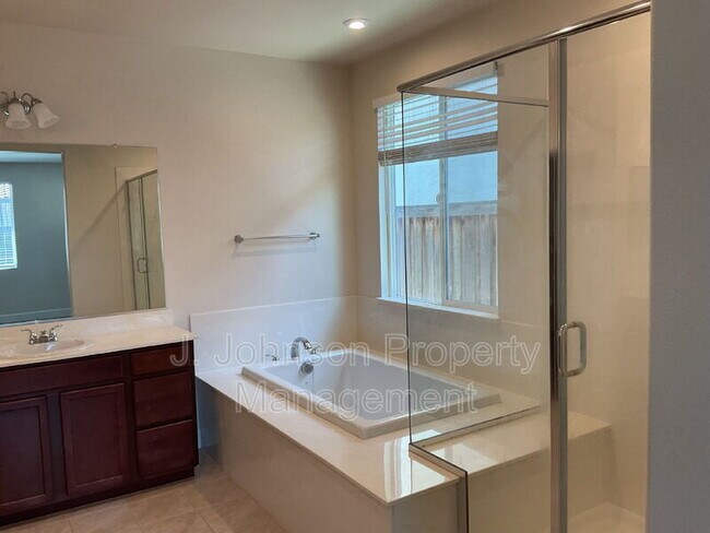 Building Photo - 644 Albany St