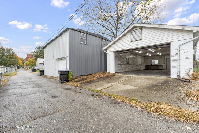 Building Photo - 1112 E Burnett Ave