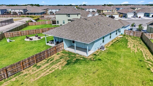 Building Photo - Luxury 3/2 Duplex in Seguin, Texas