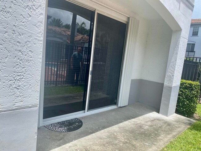 Building Photo - 725 SW 148th Ave