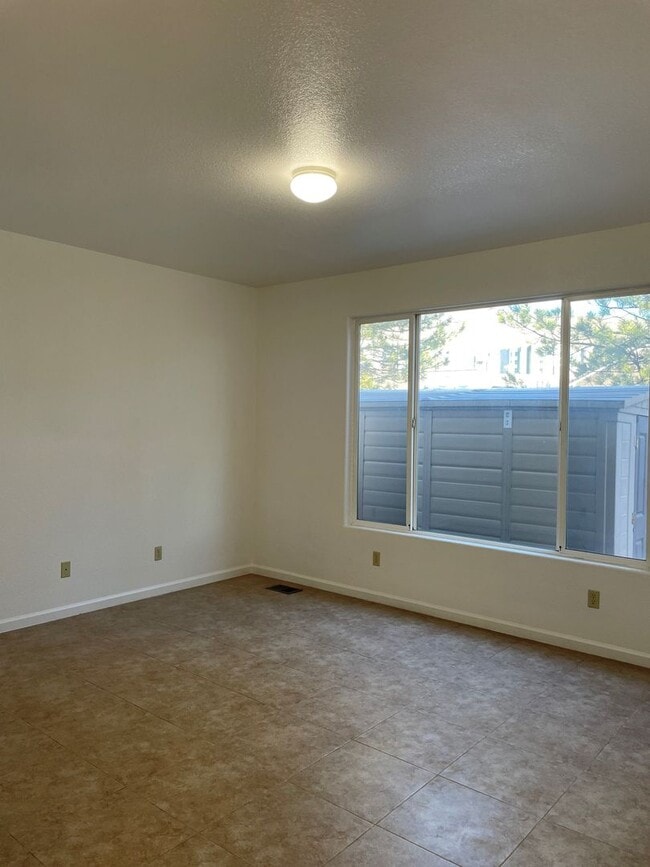 Building Photo - Large Home off Mcarran