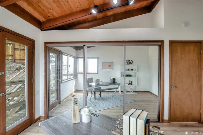 Building Photo - 140 Panoramic Way