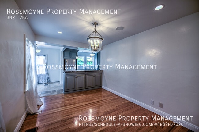 Building Photo - 10856 Wellworth Ave