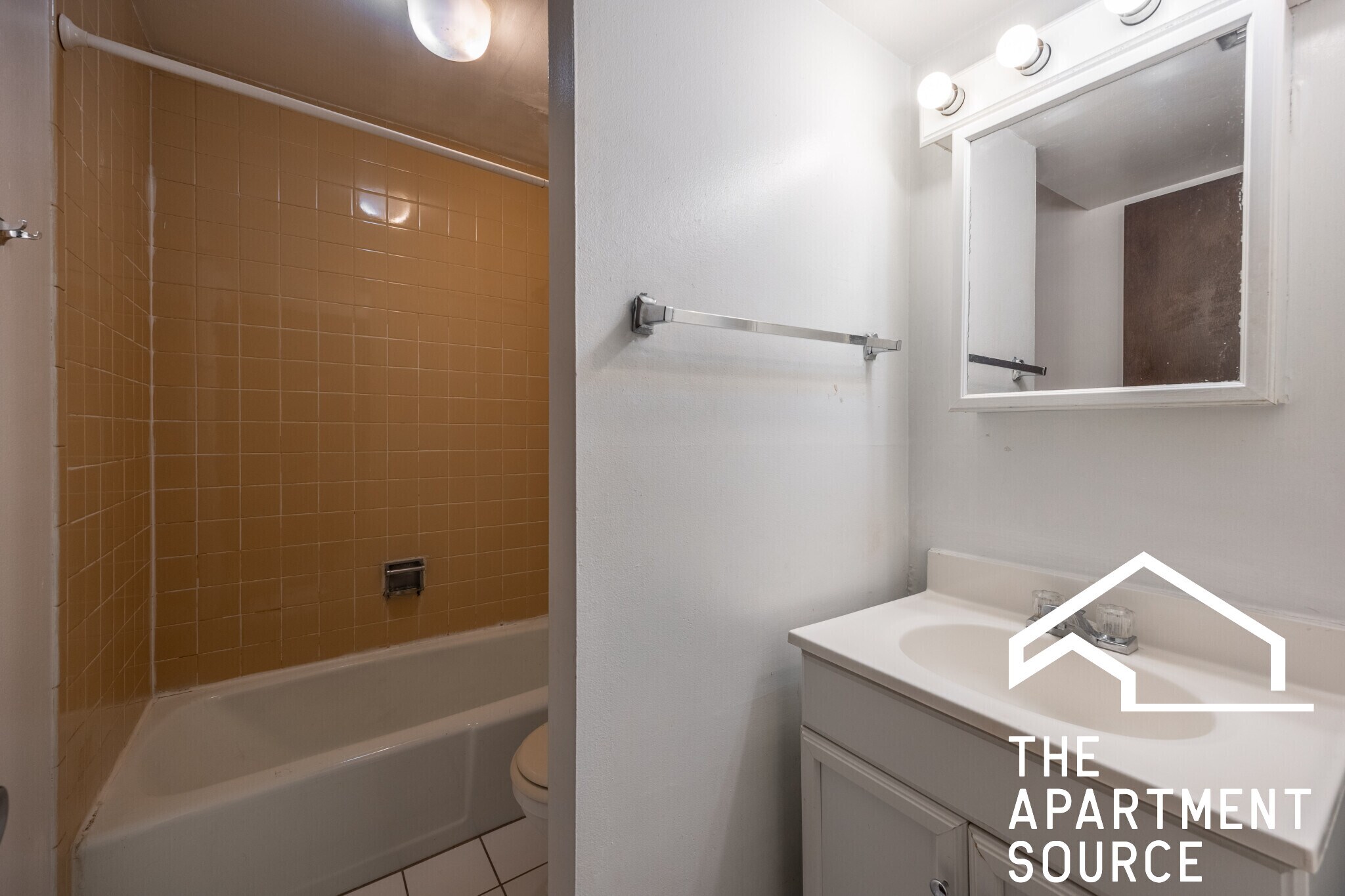 Building Photo - 1214 N La Salle Dr