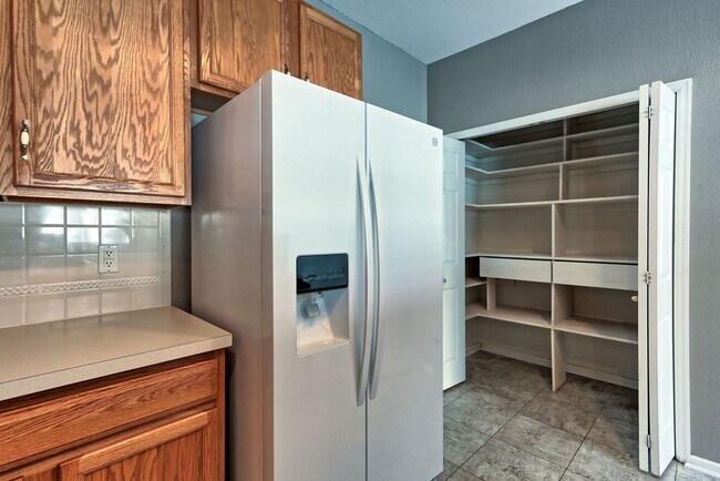 Building Photo - 3 Bedroom 3 Bath Townhome