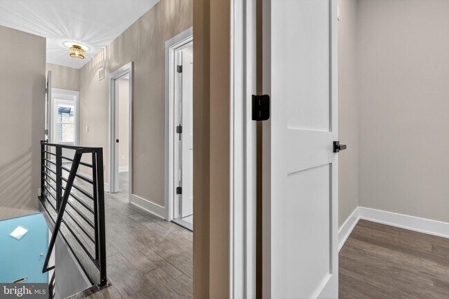 Building Photo - 34 W Sharpnack St