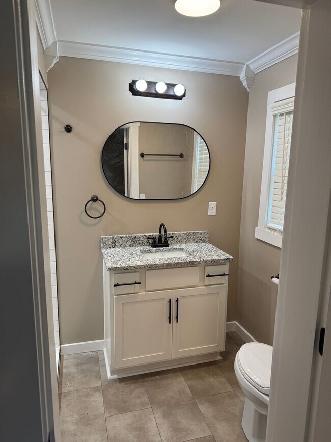 Building Photo - 516 Claremoor Ave