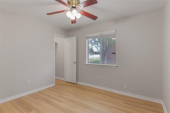 Building Photo - 927 Picadilly Dr