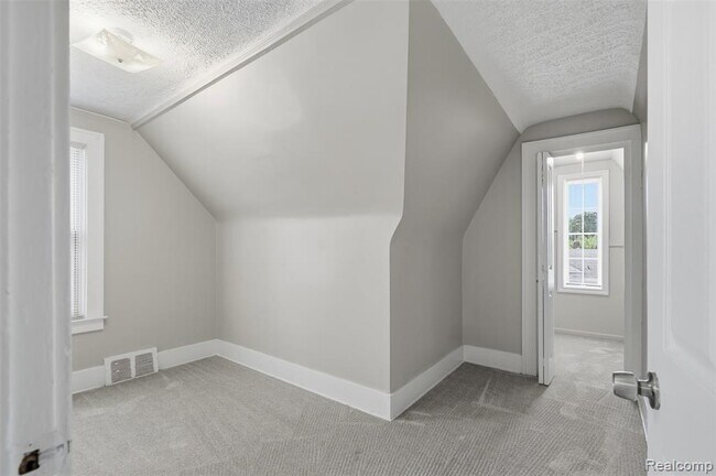 Building Photo - 735 E Maxlow Ave