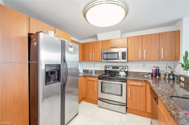 Building Photo - 2 br, 2 bath Condo - 6362 Collins Avenue, ...