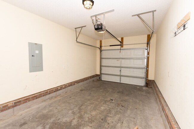 Building Photo - MOVE-IN READY
