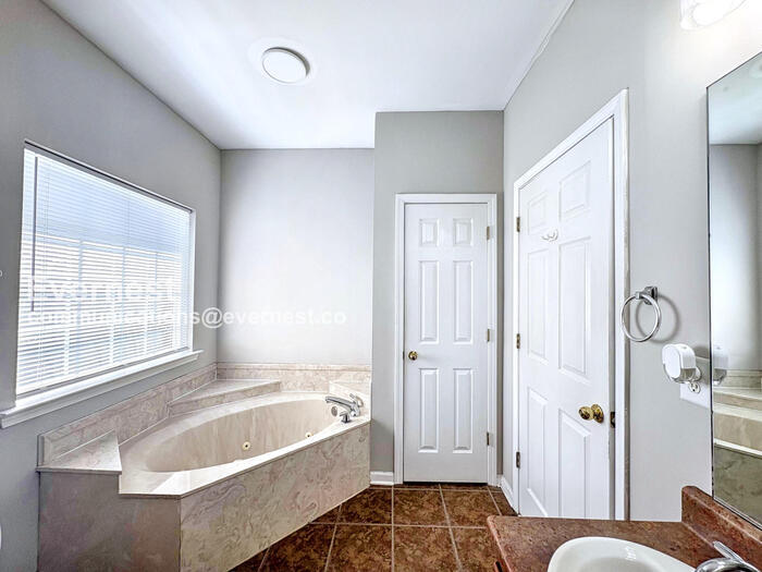 Building Photo - 6004 Park View Dr
