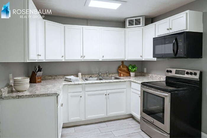 Building Photo - 2143 N Bell Ave