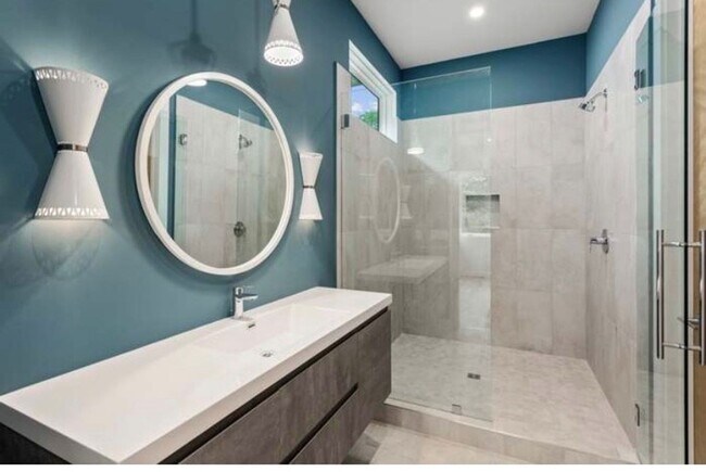 Building Photo - 903 Oak St