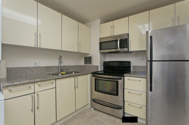 Building Photo - 1402 Piikoi St