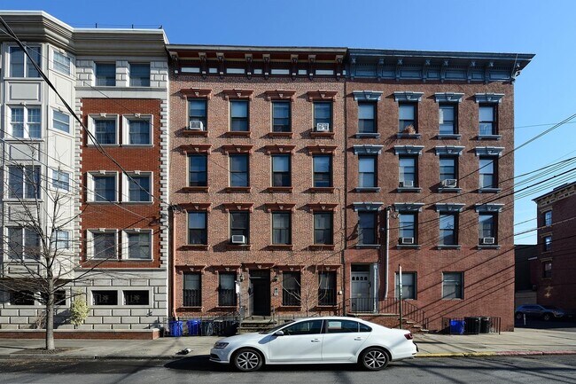 Building Photo - 203 Madison St