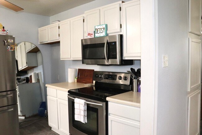 Building Photo - 117 Mercedez Dr