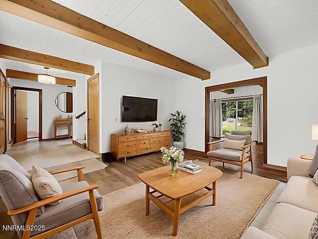 Building Photo - 445 Country Club Dr