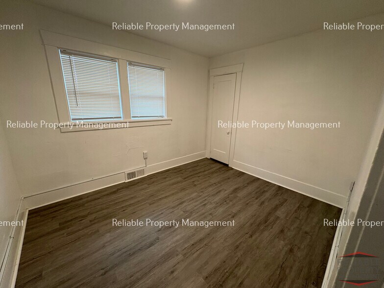 Building Photo - 215 N 6th Ave