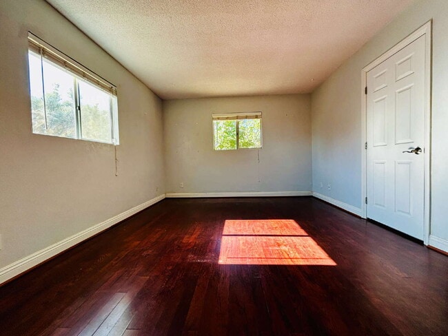 Building Photo - Spacious 2 bd, 2 ba with attached finished garage