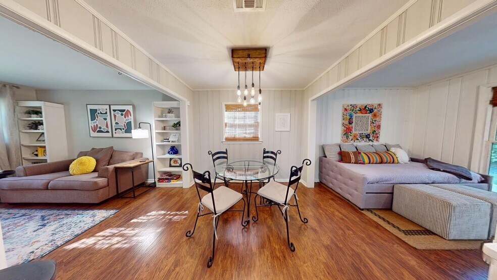 Building Photo - Super Cute One Level Home 1 mile from Toom...