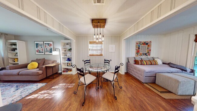 Building Photo - Super Cute One Level Home 1 mile from Toom...