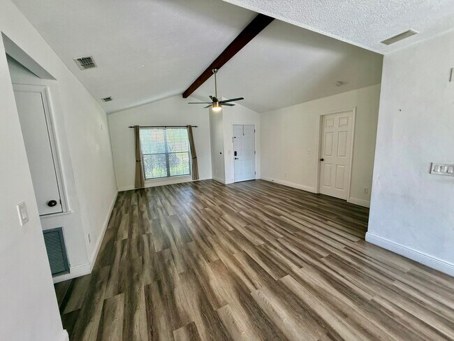 Building Photo - 2409 SW Hinchman St