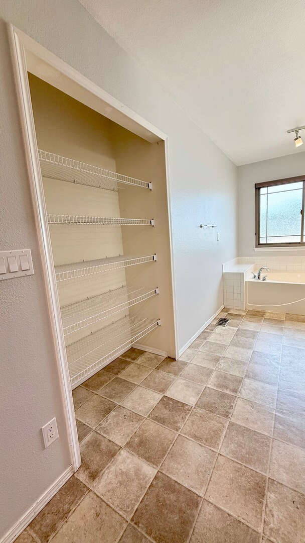 Building Photo - GOURMET KITCHEN-D20-6 BEDROOMS