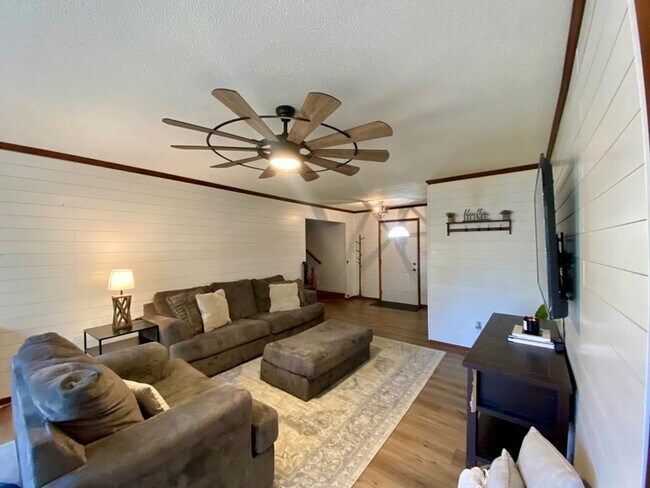 Building Photo - 2112 Westfield Dr