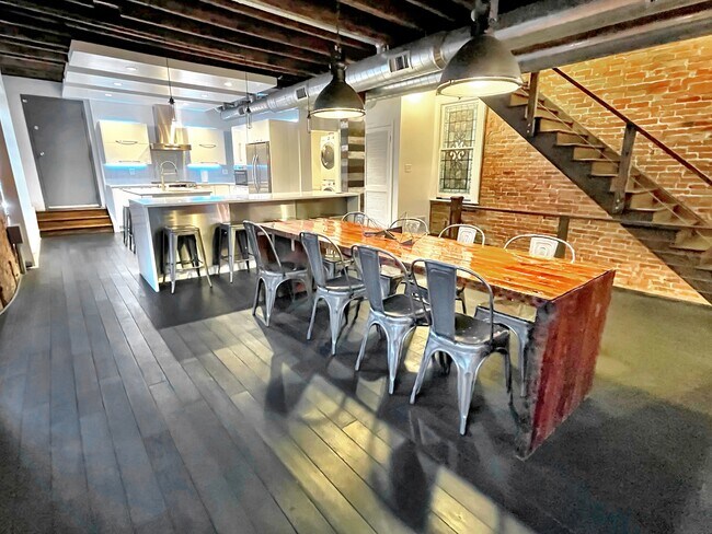 Building Photo - 5827 Alder St