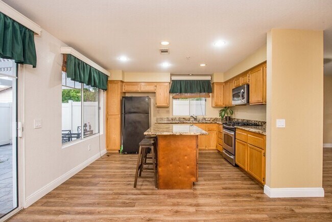 Building Photo - Beautiful Townhouse in the desirable Anaheim Packing District!
