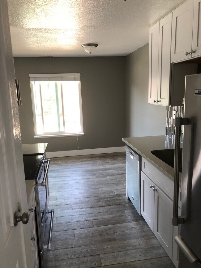 Building Photo - 1547 Delucchi Lane, Unit F