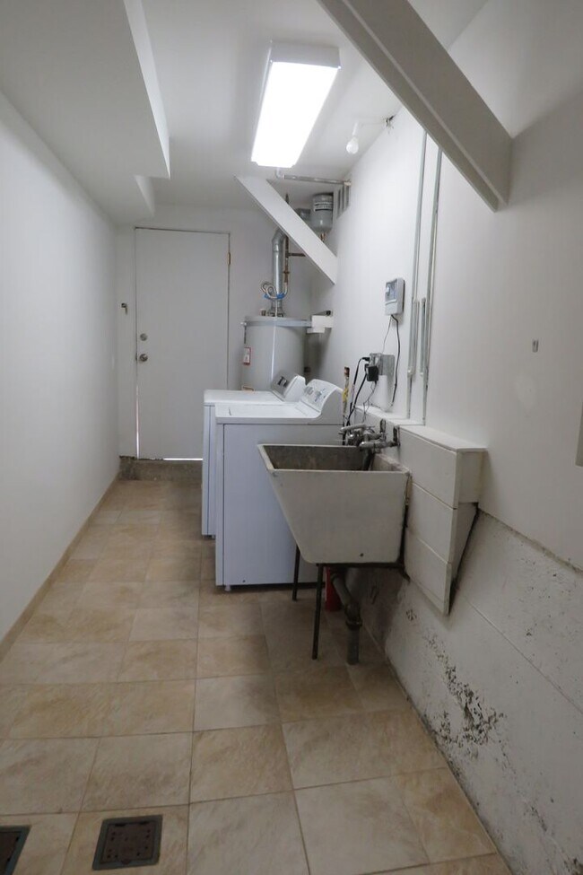 Building Photo - 49 Dellbrook Ave