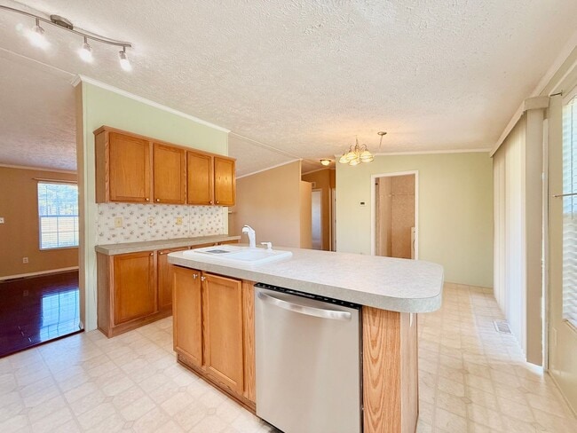 Building Photo - Lovely spacious home-3 bedroom-2 bathrooms-all appliances