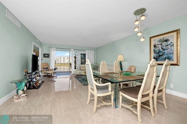 Building Photo - 2751 N Palm Aire Dr