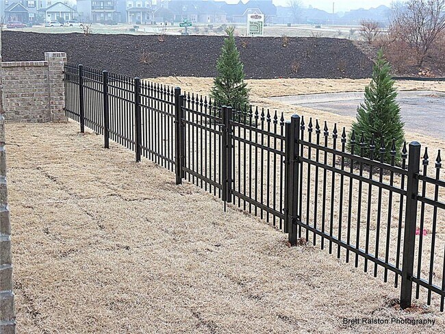 Building Photo - 6615 W Valley View Rd