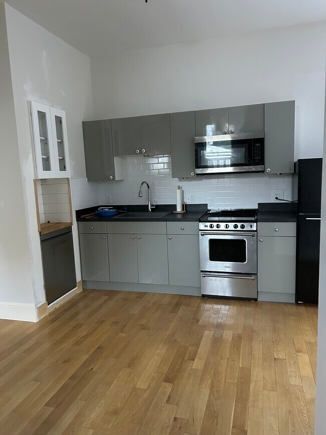 Primary Photo - 392 Main St