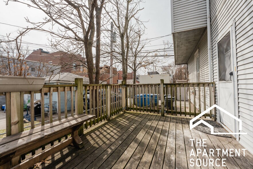 Building Photo - 3252 N Lakewood Ave