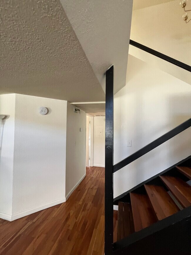 Building Photo - 15946 Vanowen St