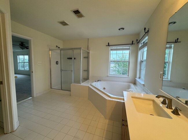 Building Photo - 105 Fredericksburg Dr