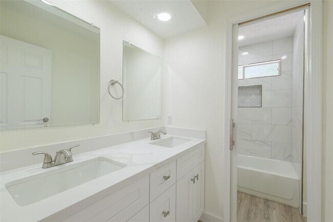 Building Photo - 1311 Sand Stone Dr