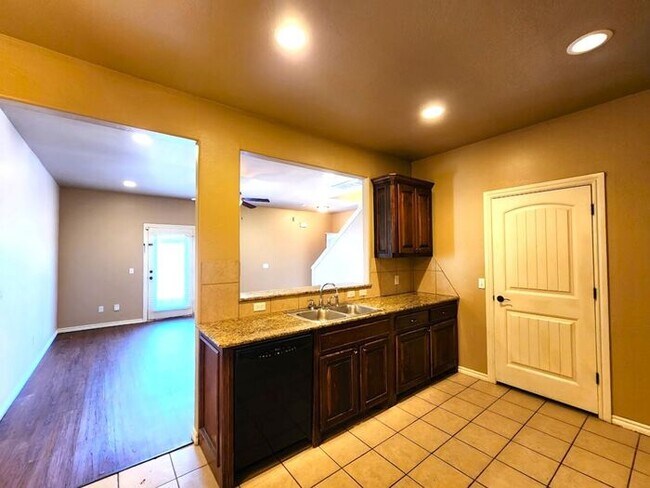 Building Photo - 4 Bed 2 Bath 2 Car Duplex in the Oxford Park Addition in Edmond