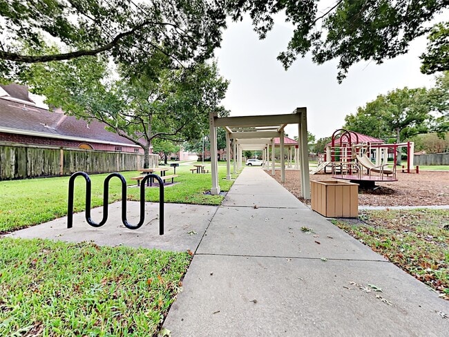 Building Photo - 3307 Clear Water Park Dr